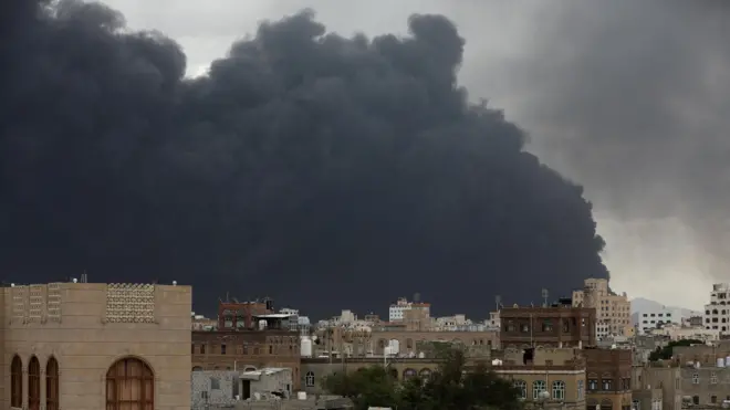 دودی که پس از «حملات هوایی اسرائیل» به فرودگاه صنعا و مناطق اطراف آن برخاسته است