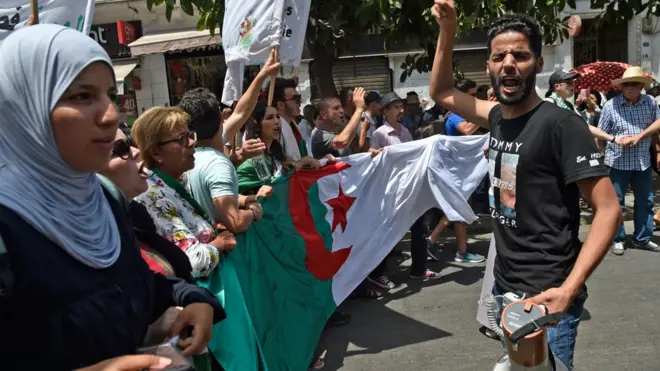 Lakhdar Bouragaâ est emprisonné pour avoir demandé à l'état-major de l'armée de ''se ranger du côté des manifestants'' qui réclament, depuis le 22 février, un changement radical du système politique.