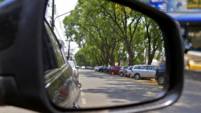 Carros estacionadosquais os melhores sites de apostasvia pública vistos no reflexo do espelho retrovisorquais os melhores sites de apostasum carro