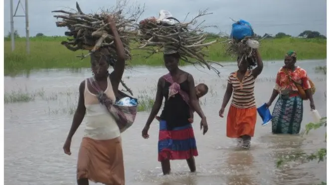 Des femmes qui fuient les inondations pour échapper à la montée des eaux du fleuve Limpopo