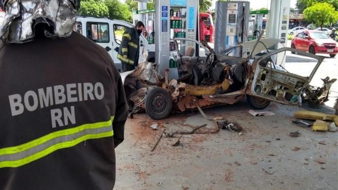 Bombeiro ao lado de veículo destruído por explosão provocada por conversão clandestina para GLP