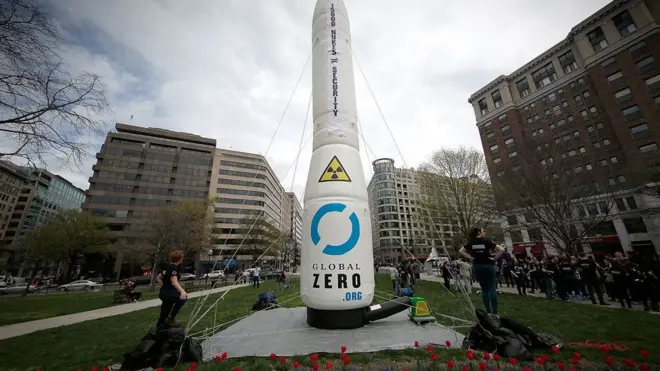 Sebuah nuklir balon didirikan di tengah-tengah unjuk rasa di Washington.