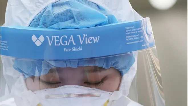 신종 코로나바이러스 감염증(코로나19) 신규 확진자가 985명 발생한 12월 24일 서울역 광장에 마련된 임시 선별진료소에서 의료진이 잠시 눈을 감고 있다