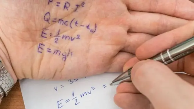 Una mano con fórmulas matemáticas