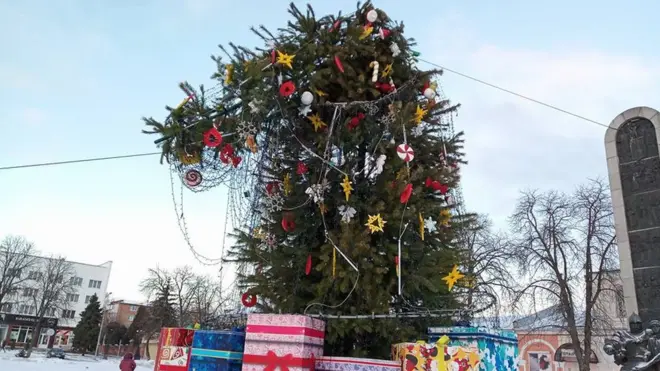 Ялинка у Лубнах зігнулася під напором вітру