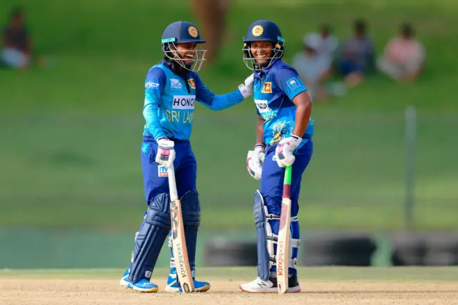 සංචාරක බටහිර ඉන්දීය කොදෙව් කාන්තා කණ්ඩායම සමගපැවති පළමු එක්දින තරගය කඩුලු 06කින් ජය ගැනීමට ශ්‍රී ලංකා කාන්තා කණ්ඩායම අද (ජුනි මස 15 වැනිදා) සමත් විය.