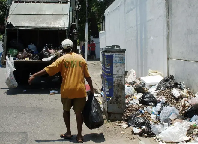 කසළ රැගෙන යන පළාත් පාලන කම්කරුවෙක්