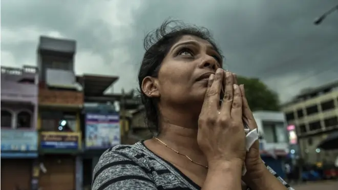 Seorang perempuan Sri Lanka berdoa dekat Gereja St Anthony di Kolombo, Sri Lanka, yang merupakan lokasi pengeboman pada Minggu (21/04).