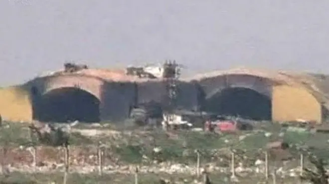На кадрах, снятых на базе, видны сгоревшие ангары с самолетами в них
