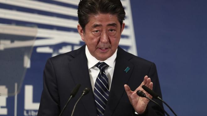 Shinzo Abe habla ante la prensa