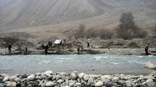 در کناره‌های رودخانه تالقان صدها نفر مشغول "زرشویی" هستند