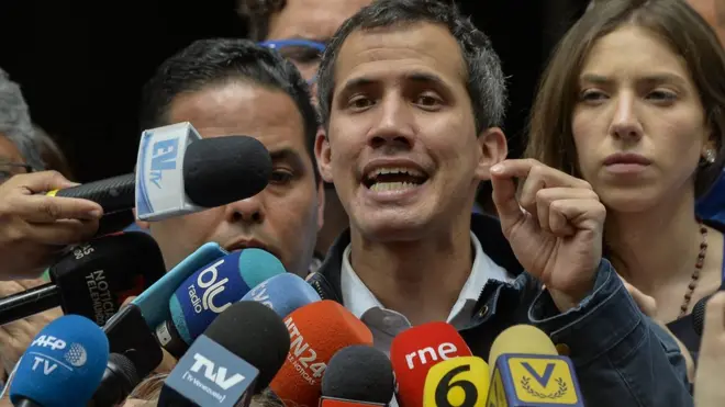 غوايدو يدعو الجيش إلى مساندته ويعد بالعفو عمن دعم مادورو