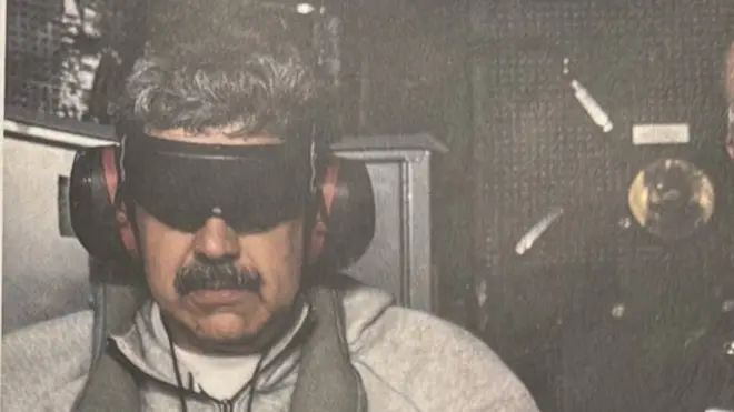 Rostro de Nicolás Maduro con anteojeras y protectores auditivos. Viste una camiseta blanca y un conjunto deportivo gris.