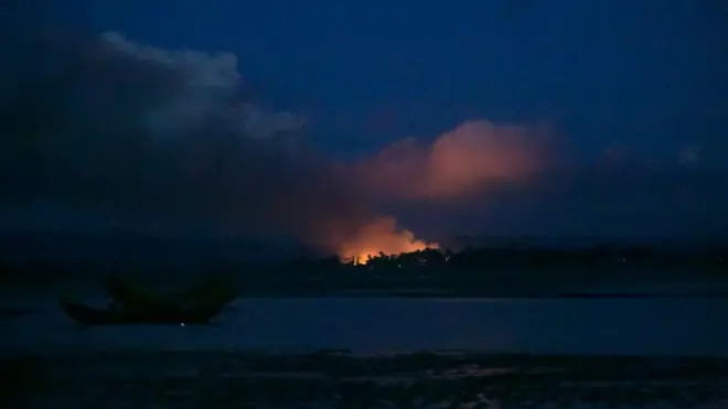 Myanmar'dan çıkan duman Bangladeş'ten görünüyor