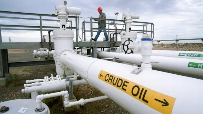 El operario Greg Buckley inspecciona las instalaciones de la Reserva Federal Estratégica de Petróleo en Big Hill, junto a Beaumont, Texas, Estados Unidos.