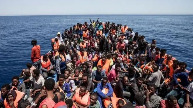 ኣብ ውሽጢ ጀልባ ዝረአዩ ሰባት