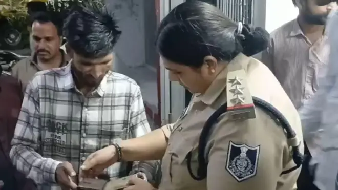 भोपाल से देवास पहुंचे ओमप्रकाश प्रजापति पुलिस को मोबाइल में शादी के लिए दिखाई गई लड़कियों की फ़ोटो दिखाते हुए