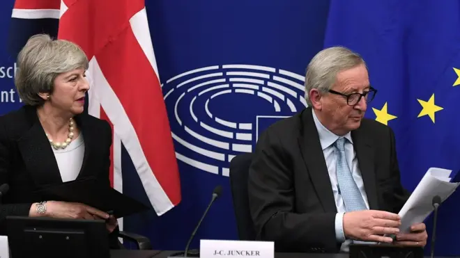 英国首相特蕾莎·梅与欧盟委员会主席容克在周一紧急会晤后举行记者会。英国首相表示双方对脱欧协议达成“有法律约束力的机制”。