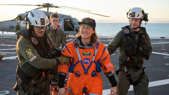 NASA astronotu ve Artemis II ekibinden Christina Koch, 10 Nisan 2026 Cuma günü Pasifik Okyanusu’nda Kaliforniya açıklarında suya inişin ardından NASA ve ABD ordu görevlilerinin yardımıyla karaya çıkarıldı. 