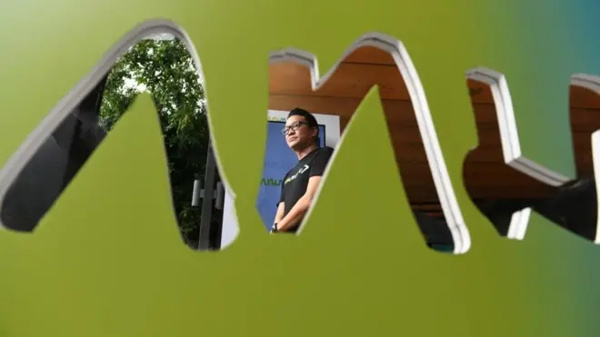 สกลธี กับป้าย กทม.