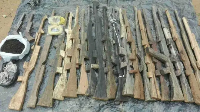 သင်တန်းသုံး သစ်သားသေနတ်တွေ