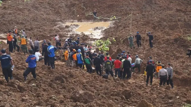 Para pekerja bantuan saat masih menggunakan alat-alat manual untuk menyingkirkan longsoran tanah, untuk menemukan jasad sejumlah warga.