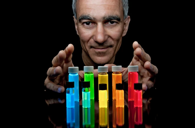 ศ.มูนจี บาเวนดี กับหลอดบรรจุควอนตัมด็อตที่เปล่งแสงสีต่าง ๆ 