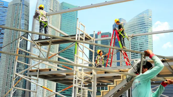 Pekerja di lokasi konstruksi di pusat kota Singapura.