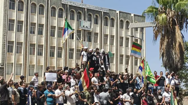 العشرات من دروز السويداء يشاركون في احتجاجات مناهضة للنظام السوري