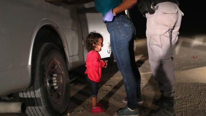 Фотограф упіймав момент арешту матері і плачу дитини