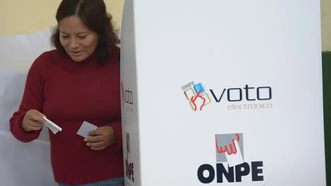 Mujer en una cabina de votación