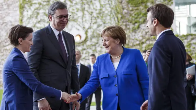 S leva na desno: premijerka i predsednik Srbije, Ana Brnabić i Aleksandar Vučić, sa kancelarkom Nemačke Angelom Merkel i predsednikom Francuske Emanuelom Makronom, iz vremena pre korone