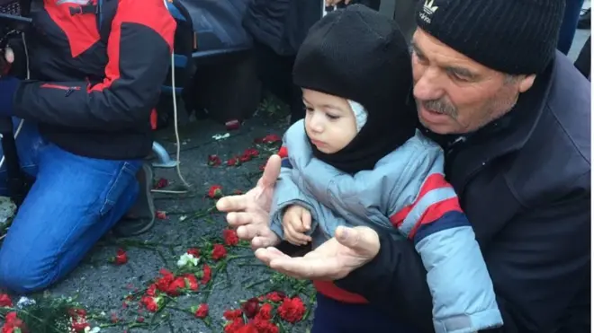 Reina önünde bugün de anma törenleri düzenleniyor.
