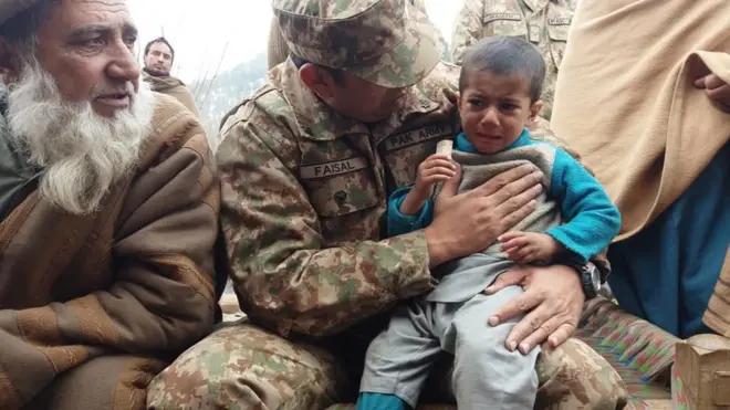 વાઇરલ વીડિયોની 20મી સેકેન્ડ પર કર્નલ ફૈસલ એક બાળકી સાથે વાતચીત કરતા જોવા મળે છે