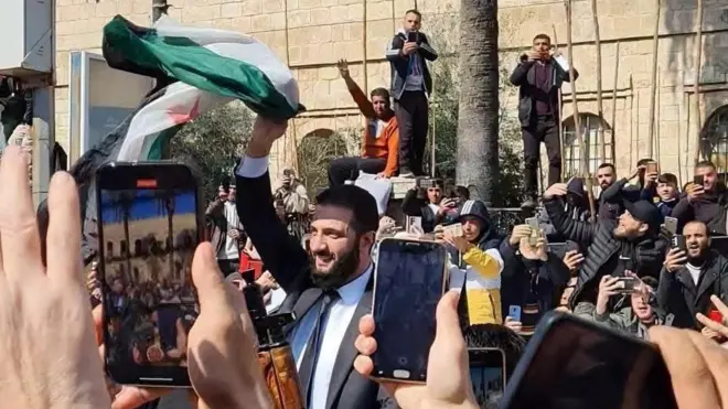 أحمد الشرع خلال استقباله في مدينة اللاذقية على الساحل السوري 