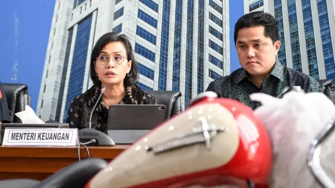 Menteri Keuangan Sri Mulyani dan Menteri BUMN Erick Thohir saat konferensi pers skandal penyelundupan Garuda Indonesia, Kamis (05/12)