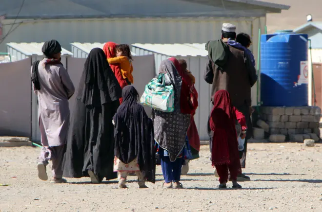 تصویری از خانواده افغان که از پاکستان اخراج شده. زنان و کودکان نیز در این جمع دیده می‌شوند. 
