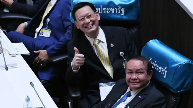 ไพบูลย์ นิติตะวัน ส.ส. พลังประชารัฐ (เนกไทสีเหลือง) ผู้รับบท "นักแสดงนำ" ในทุกฉากสำคัญของการแก้รัฐธรรมนูญ 2560