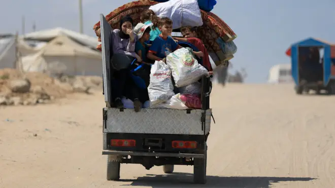 Przesiedleni Palestyńczycy uciekający z północnej części Strefy Gazy jadą z dobytkiem na południe w trakcie izraelskiej operacji wojskowej w mieście Gaza