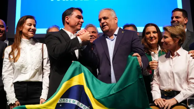 Flavio Bolsonaro e Gaspar seguram bandeira do Brasil