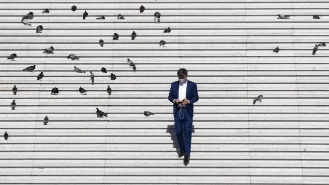 Французы вернулись в офисы. Но не все и в масках. Возвращение к доковидной жизни и росту экономики пока откладывается