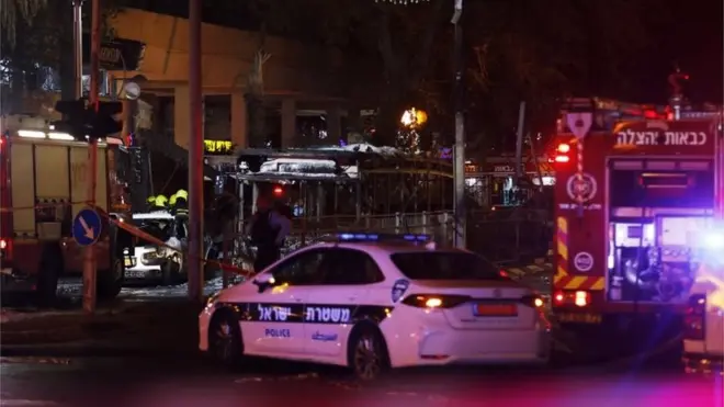 حافلة محترقة في حولون