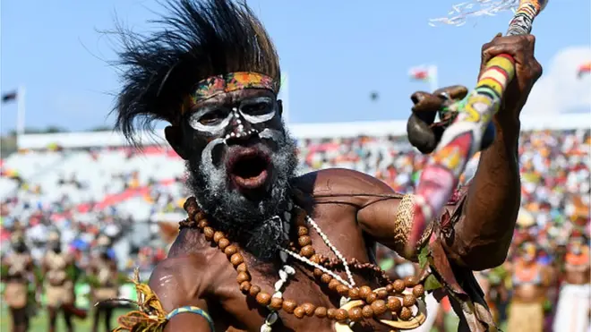 పపువా న్యూ గినీ సంప్రదాయ తెగ ప్రజల నృత్యం(2017 రగ్బీ ప్రపంచ కప్ నాటి చిత్రం)