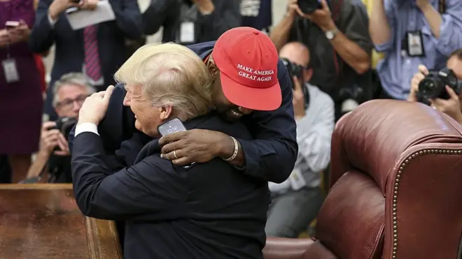 Канье Уэст обнимает Дональда Трампа