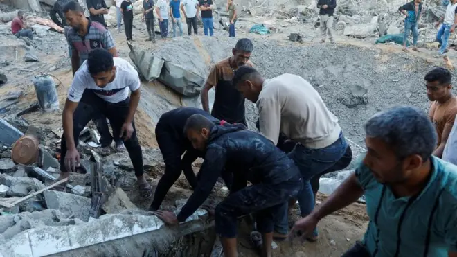 فلسطینی ها در حال برداشتن آوار