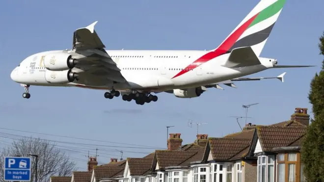 Самолет над улицей