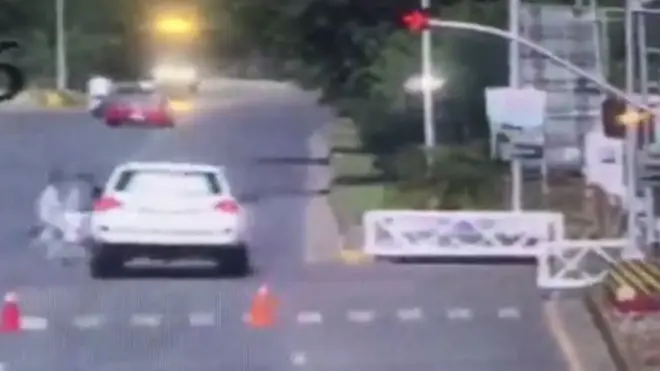 حادثے کی سی سی ٹی وی فوٹیج میں دیکھا جا سکتا ہے کہ سفید گاڑی نے اشارہ توڑا ہے