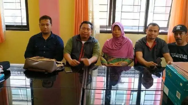 Baiq Nuril bersama tim pengacaranya.