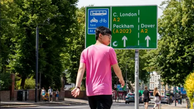 李家俊一家最近帶著他有機會到倫敦升讀大學的希望, 從諾丁漢搬到了倫敦。