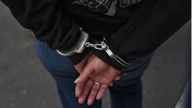 Mujer arrestada en Guatemala por ser del Barrio 18. (Foto: Getty Images / Johan Ordoñez)